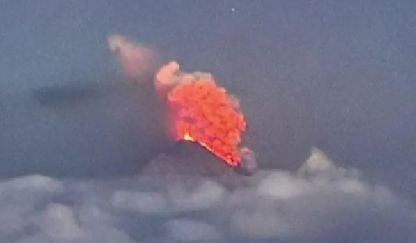 Entra en erupción un volcán en Rusia tras el potente terremoto que provocó evacuaciones y alertas de tsunami