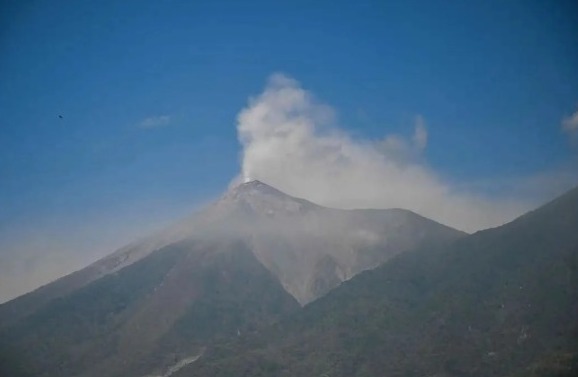 Evacuan a familias por erupción del volcán de Fuego en Guatemala