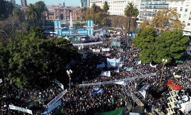 'Vamos a volver', asegura Cristina Fernández a sus simpatizantes