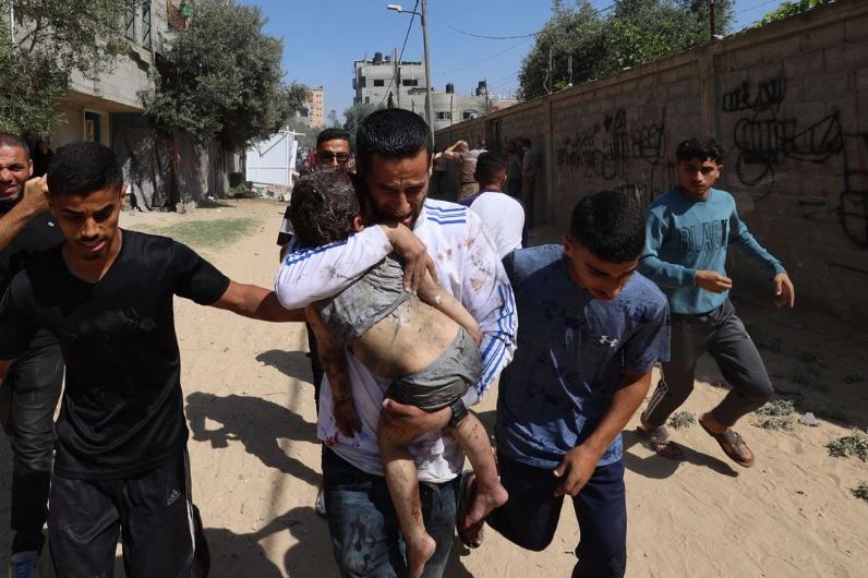 Tanques israelíes disparan proyectiles contra camiones de ayuda en Gaza; 59 muertos
