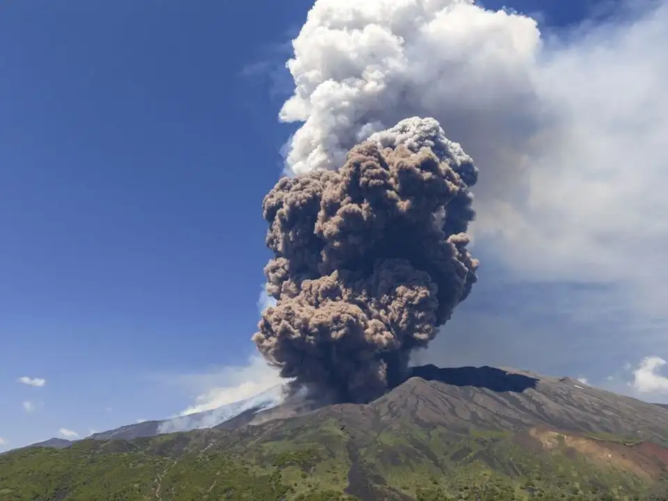 Volcán activo más alto de Europa expulsa enorme nube de ceniza y gas