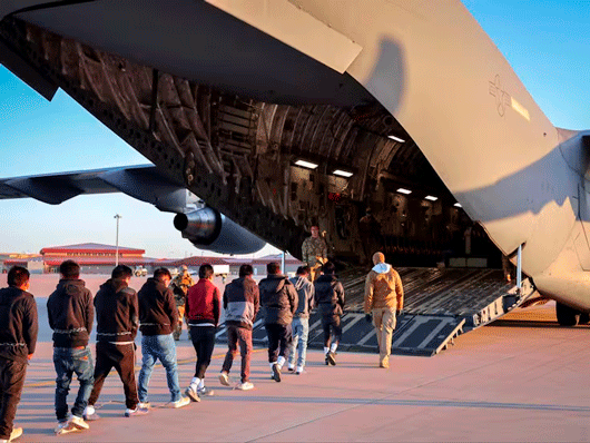 Trump ofrece mil dólares y boleto de avión para que migrantes se “autodeporten”