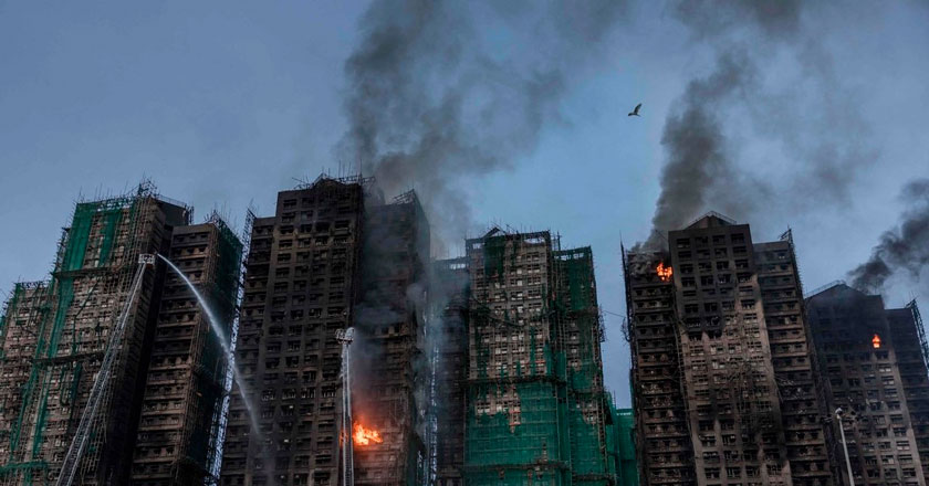 Suben a 94 los muertos por incendio en complejo de departamentos en Hong Kong