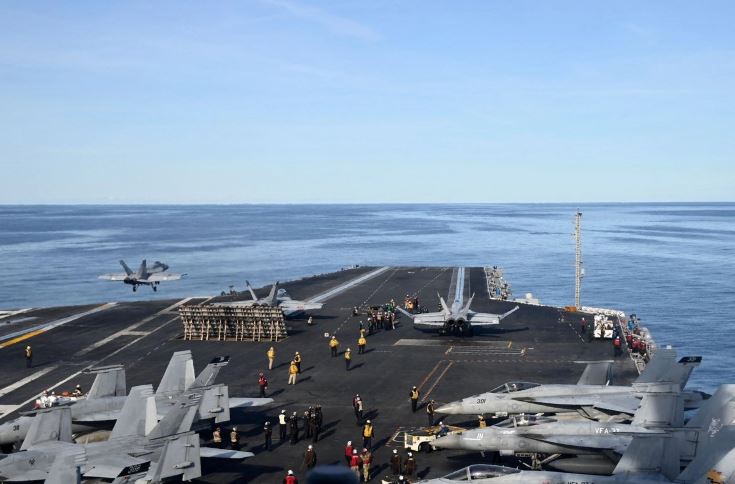 Escala ofensiva de EU en aguas de Sudamérica; anuncia envío de portaviones