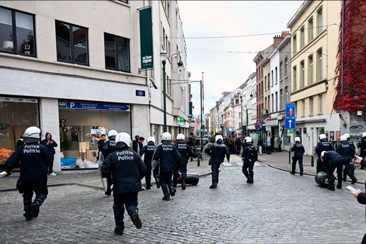 Protestan en Bruselas contra medidas de austeridad; policías lanzan gases lacrimógenos