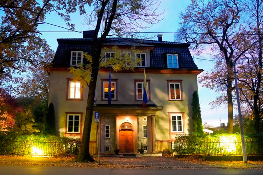 Venezuela anuncia el cierra de sus embajadas en Noruega y Australia