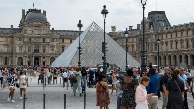 ‘Robo del siglo’ en el museo de Louvre: Detienen a dos sospechosos; serían ladrones experimentados