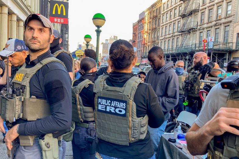 Detienen a 14 personas durante operativo migratorio en calle Canal Street de NY