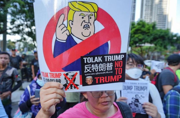 Comienza Trump gira por Asia y atiza guerra con Canadá