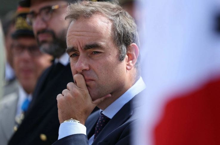 Macron acepta renuncia de primer ministro; nombra a Sébastien Lecornu