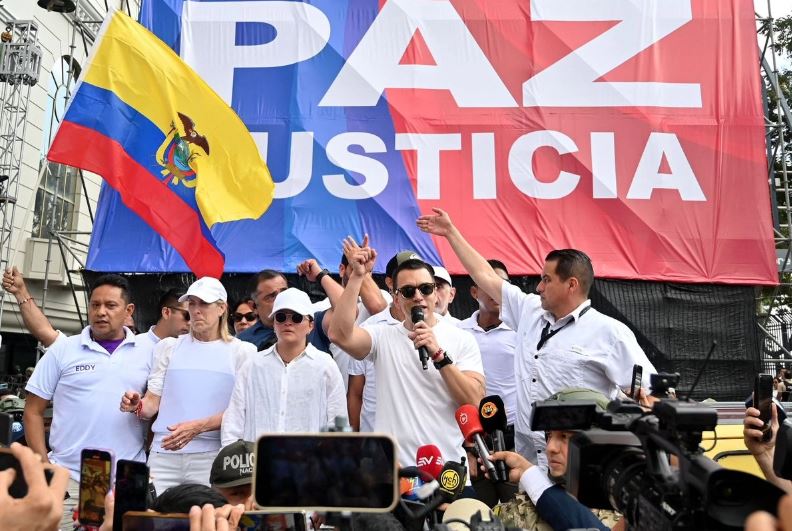 Presidente de Ecuador lidera marcha por la paz y la justicia