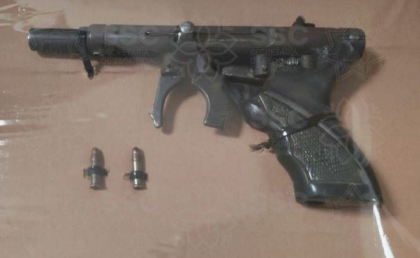 Detiene SSC a dos sujetos por robo a transeúnte en Huactzinco