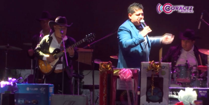 Regalos, fiesta y baile vivieron asistentes en el Festival Grupero