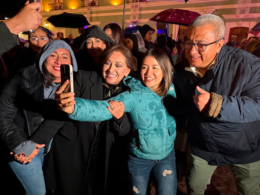 Reconoce gobernadora Lorena Cuéllar el talento y dedicación de alfombristas en la “Noche que Nadie Duerme” en Huamantla