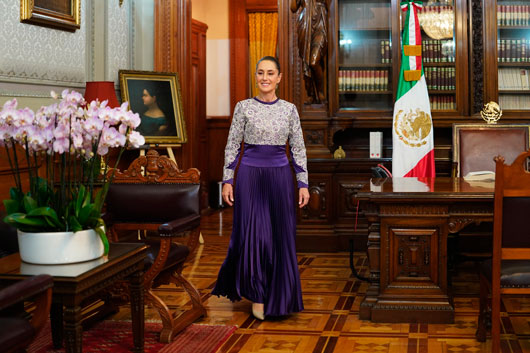 Portó presidenta Claudia Sheinbaum vestido bordado por la artesana tlaxcalteca Verónica Arce