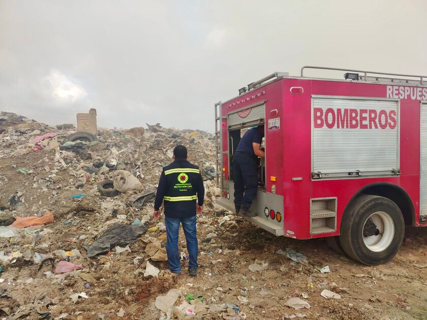 Autoridades estatales y municipales combaten incendio en relleno sanitario de Nanacamilpa