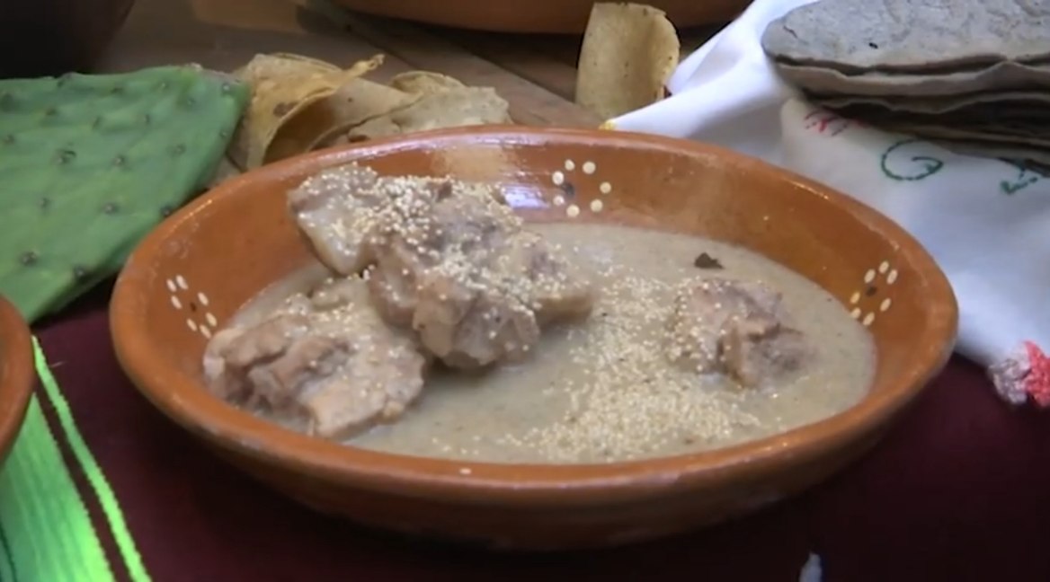 Cocineras de Cuapiaxtla innovan con mole blanco de amaranto