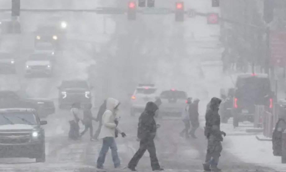 Tormenta invernal deja a miles sin luz en EUA