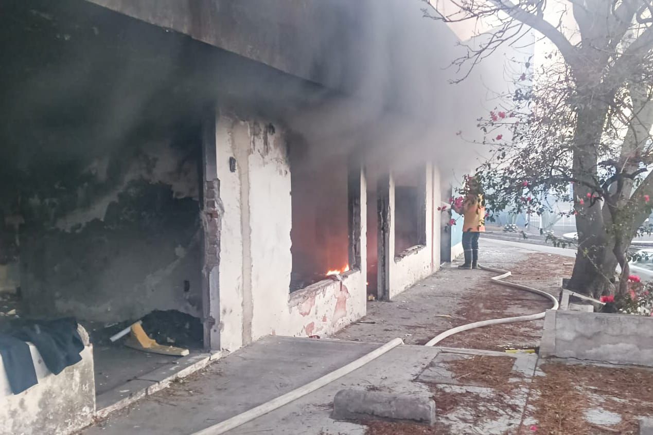 Policía municipal de Tlaxcala y bomberos del estado sofocan incendio en inmueble en San Hipólito Chimalpa