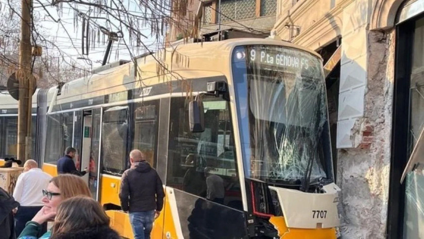 Descarrila tranvía en Milán y se estrella contra edificio
