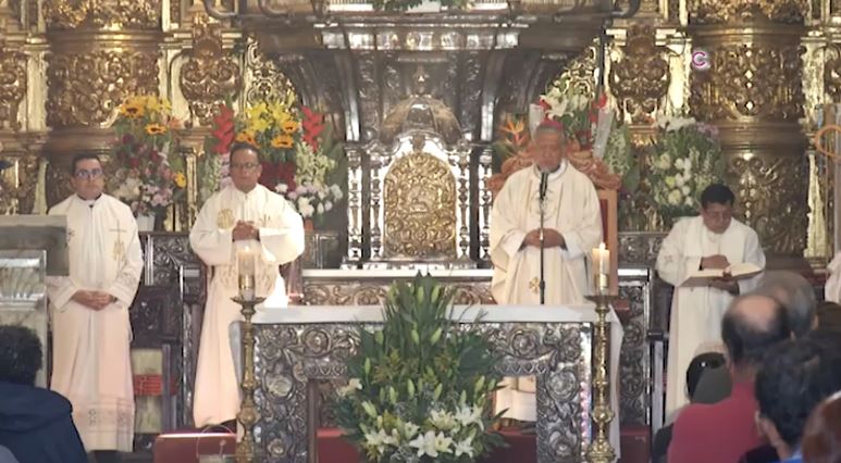 Oran tlaxcaltecas por enfermos y cuidadores en la Basílica de Ocotlán