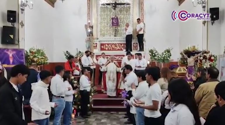 Feligreses acompañaron la bajada del “Señor del Coro” en Santa Cruz Tlaxcala