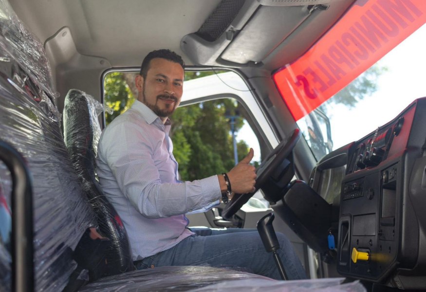 Azain Ávalos Marbán fortalece parque vehicular con la entrega de unidades. 