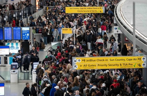 Donald Trump ordena despliegue de agentes de ICE en aeropuertos