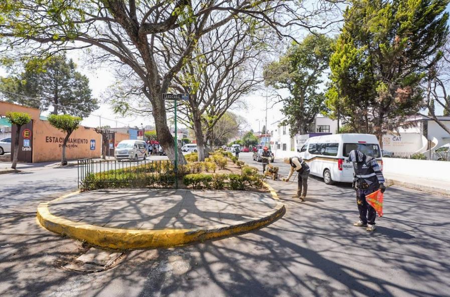 Mejora Ayuntamiento de Tlaxcala la imagen urbana de la capital con trabajos de señalización en calles del centro
