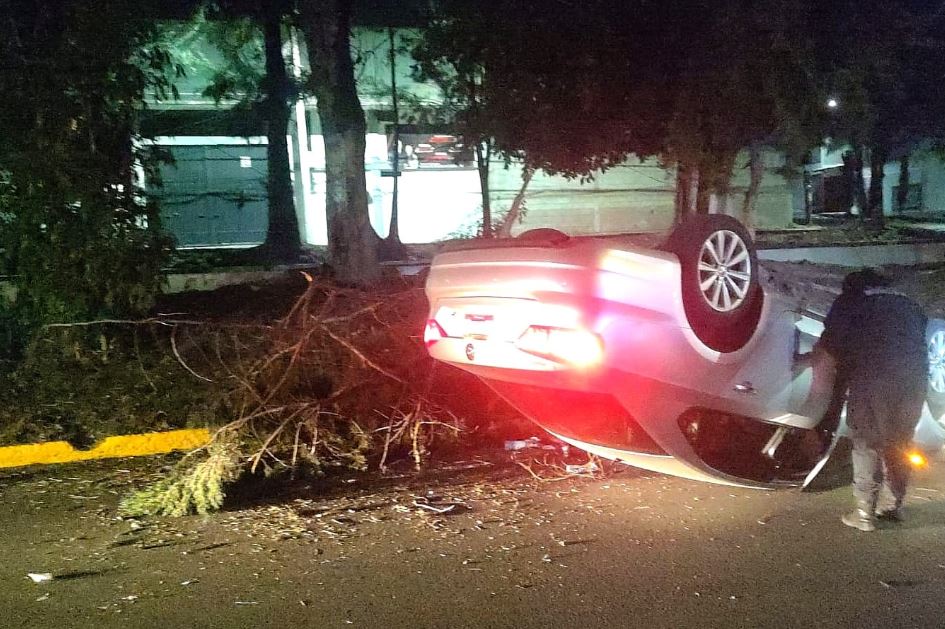 Policía de la capital atendió volcadura en el bulevar del maestro y resguardó la zona para evitar riesgos a conductores y peatones