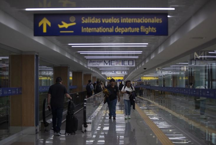 Suspenden aterrizajes y despegues por neblina en el AICM