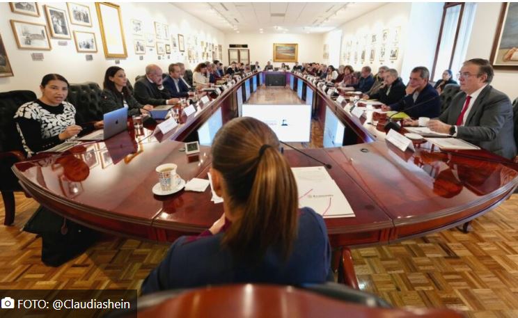 Sheinbaum y economistas conversan sobre fortaleza de México