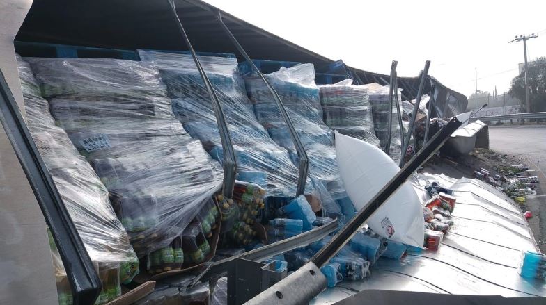 Tráiler de bebidas alcohólicas vuelca en el Circuito Exterior Mexiquense; no reportan lesionados