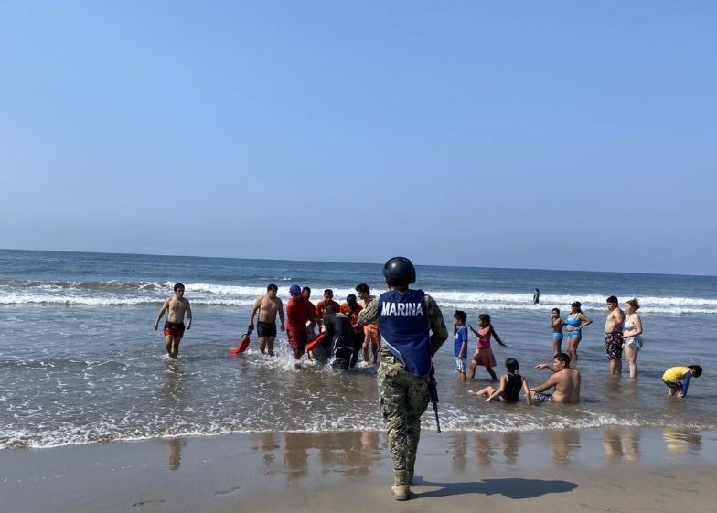Semar rescata a cuatro personas en peligro de ahogarse en Ixtapa Zihuatanejo