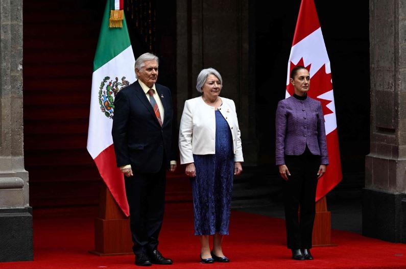 Sheinbaum recibe a gobernadora general de Canadá en ceremonia oficial