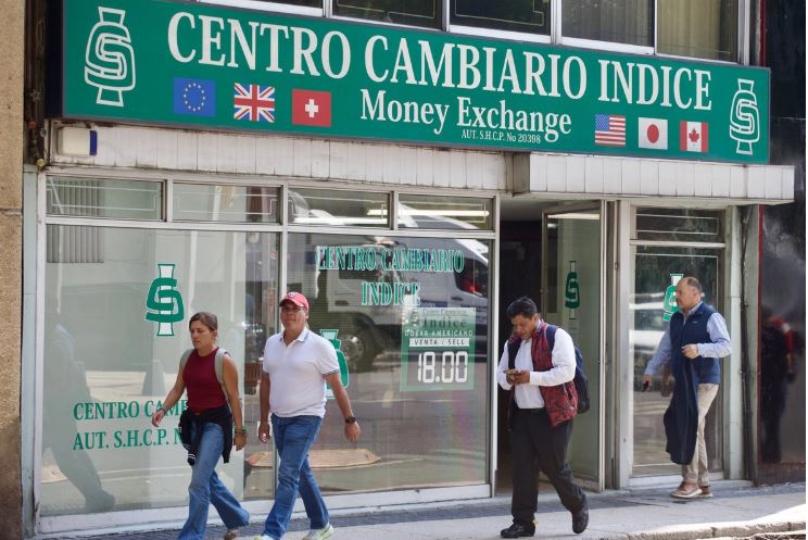 El peso mexicano aprovecha la debilidad del dólar para apreciarse hacia los 17.21 por dólar