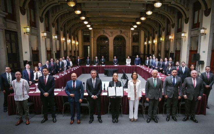 Renuevan por seis meses el pacto para no subir gasolina