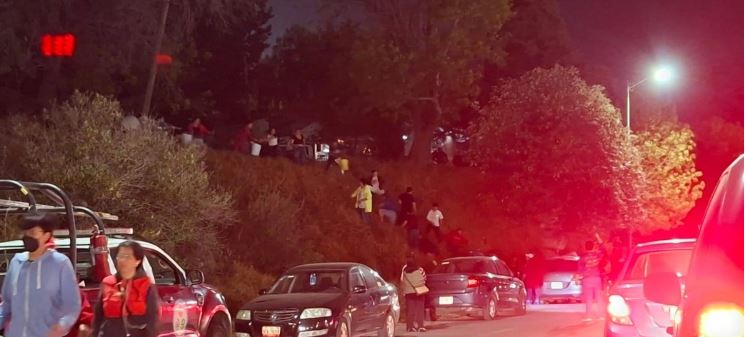 Vecinos ayudan a extinguir incendio en Nicolás Romero