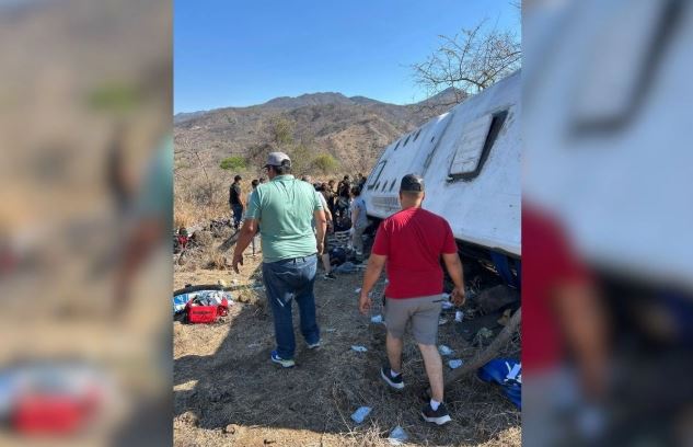 Nayarit: nueve personas fallecidas y 45 heridos en volcadura de autobús de pasajeros