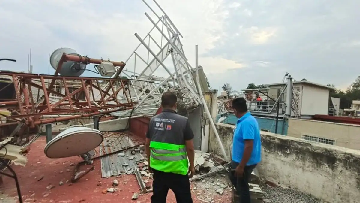 Antena colapsa en la Gustavo A. Madero y deja daños materiales en dos viviendas