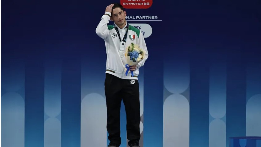 Randal Willars se cuelga la medalla de plata para México en la Súper Final del Mundial de Clavados