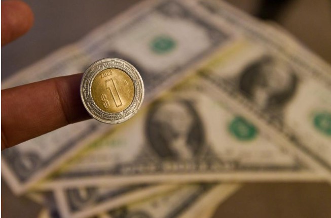 Peso se aprecia previo a decisión de Banxico; sube Bolsa Mexicana de Valores