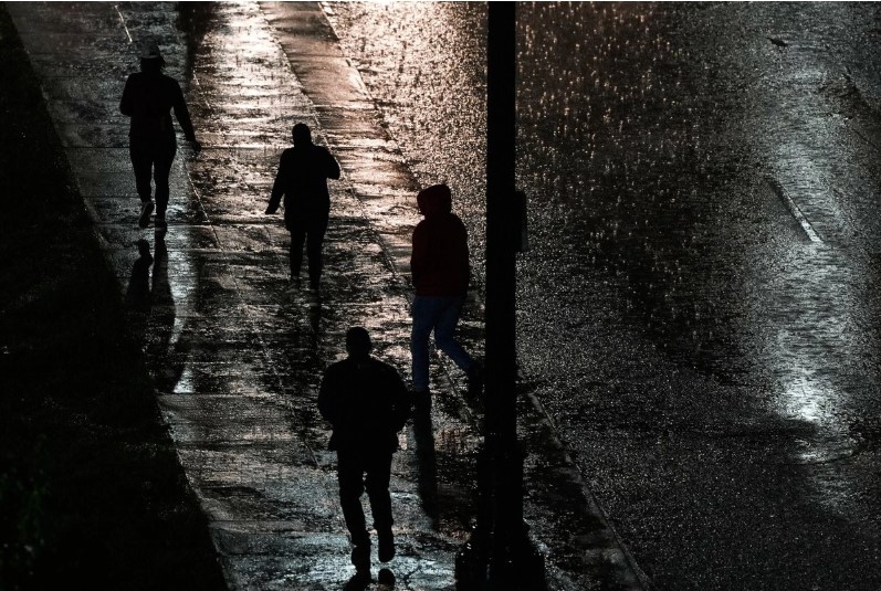Tormentas azotan centro-occidente de EU, inundando calles y dejando a viajeros varados