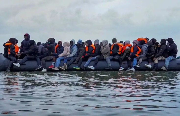 Francia y Reino Unido firman acuerdo para frenar migración