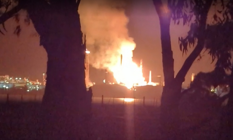 Incendio daña importantes refinerías en Australia