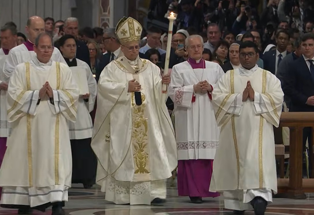 León XIV preside su primera ceremonia de la Pascua