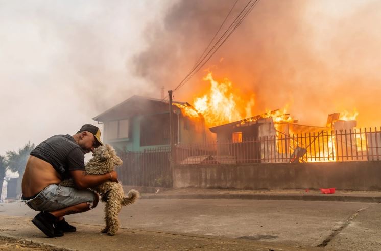 Chile decreta toque de queda en zonas arrasadas por incendios forestales
