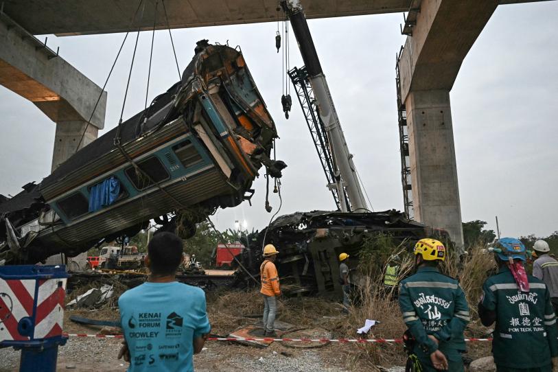 Grúa cae sobre tren en Tailandia, hay 32 fallecidos y decenas de heridos