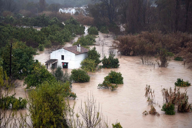 España: lluvias “extraordinarias” obligan evacuaciones y suspensión del servicio de trenes