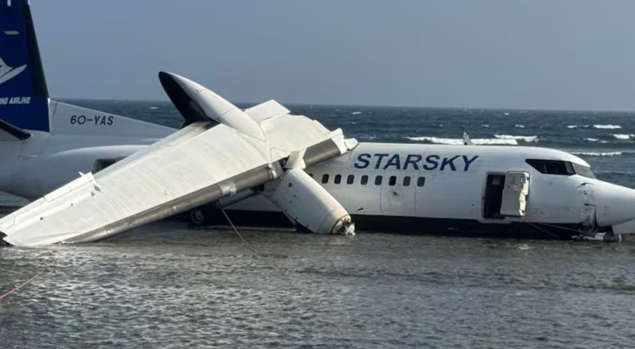 Avión con 55 pasajeros sufre falla al despegar y se estrella en playa de Somalia